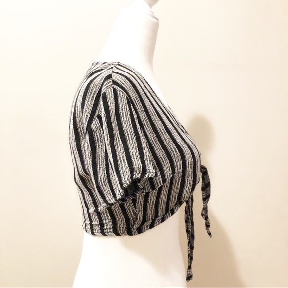 Lulu’s cropped tie-front top - Picture 3 of 8